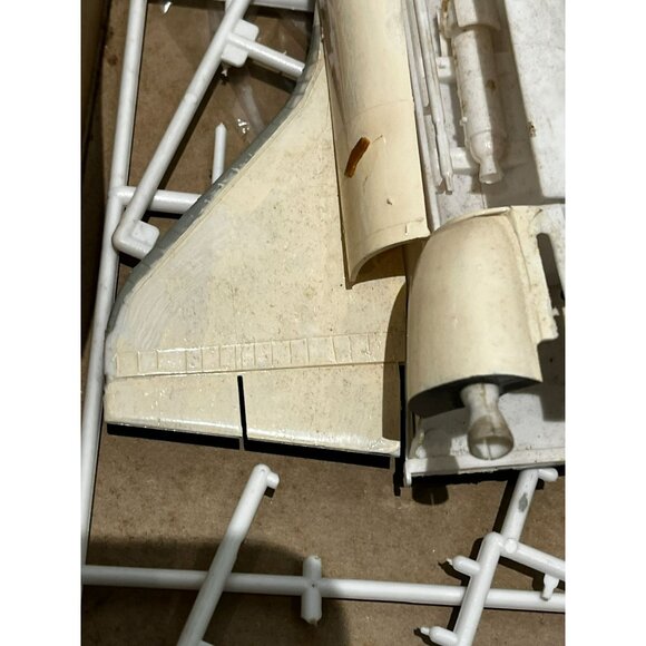 Entex Space Shuttle "Enterprise" Model Kit 1:144 Scale Kit #8529 started - Picture 14 of 16